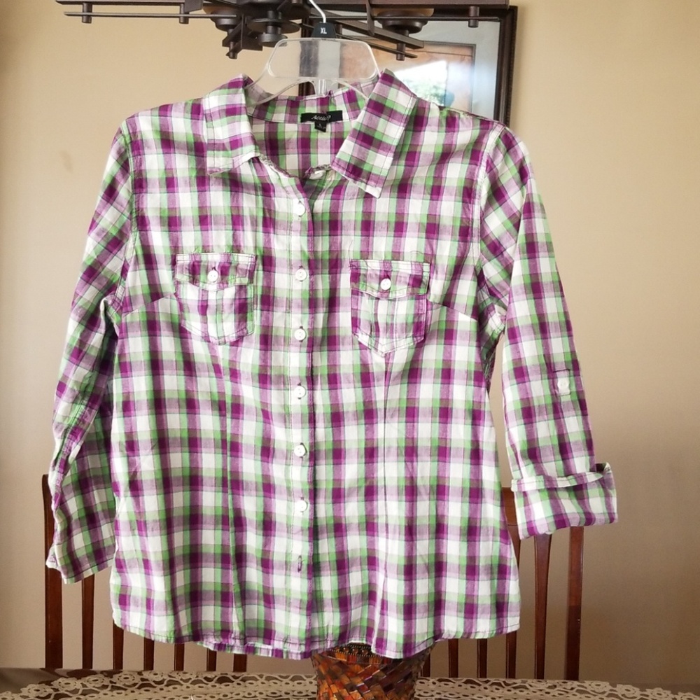 Ladies shirt sz small